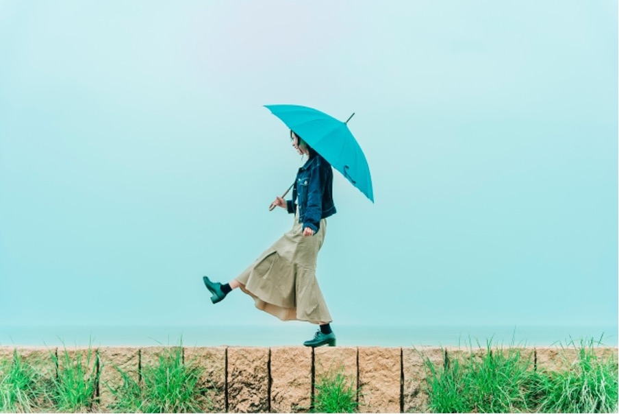 雨の中を女性が歩くイメージ