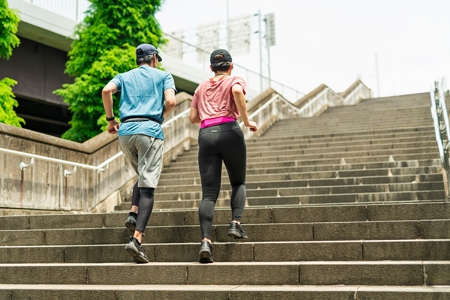 階段を登るランニング中の男女