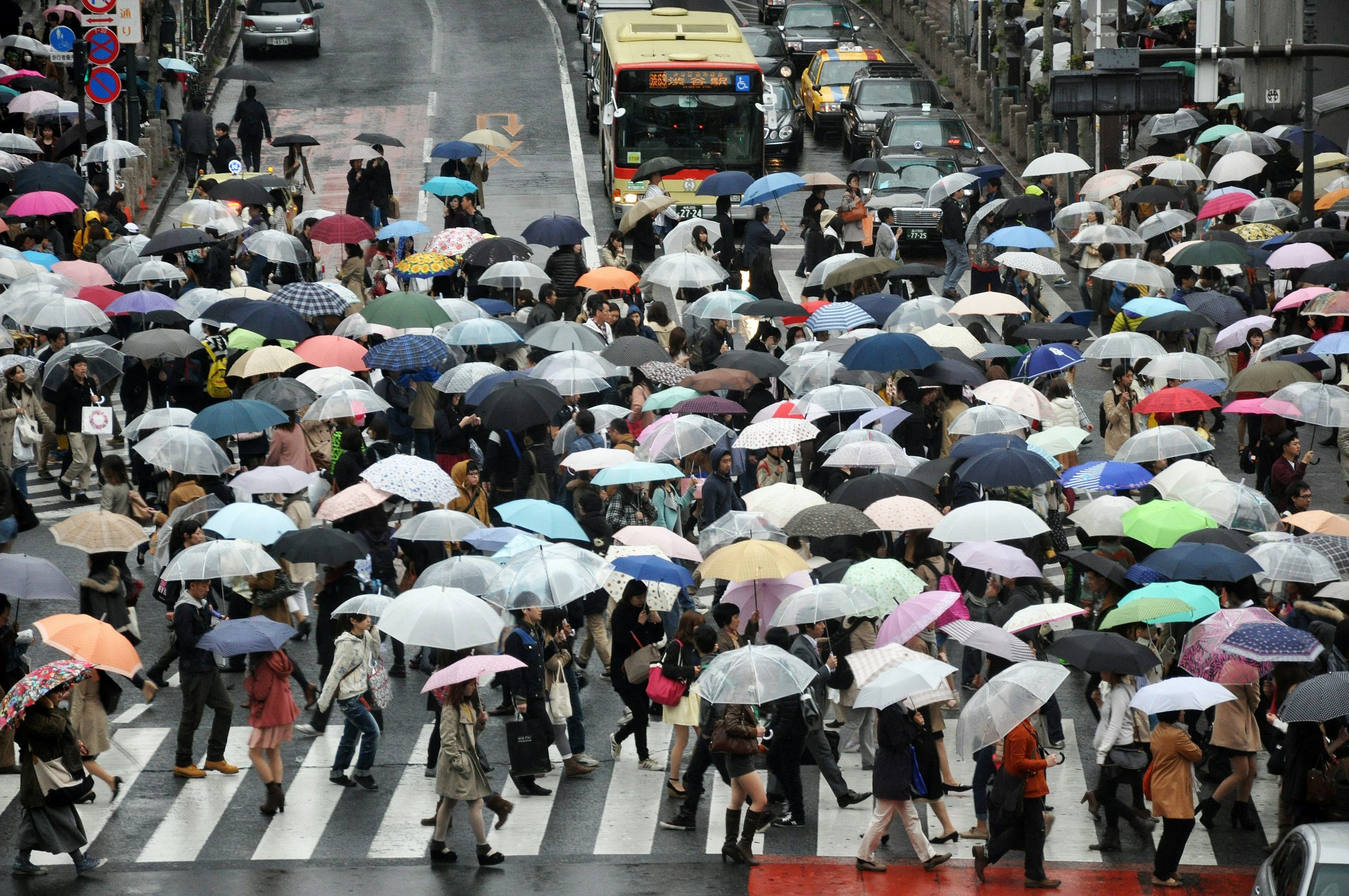 雨の日の渋谷スクランブル交差点